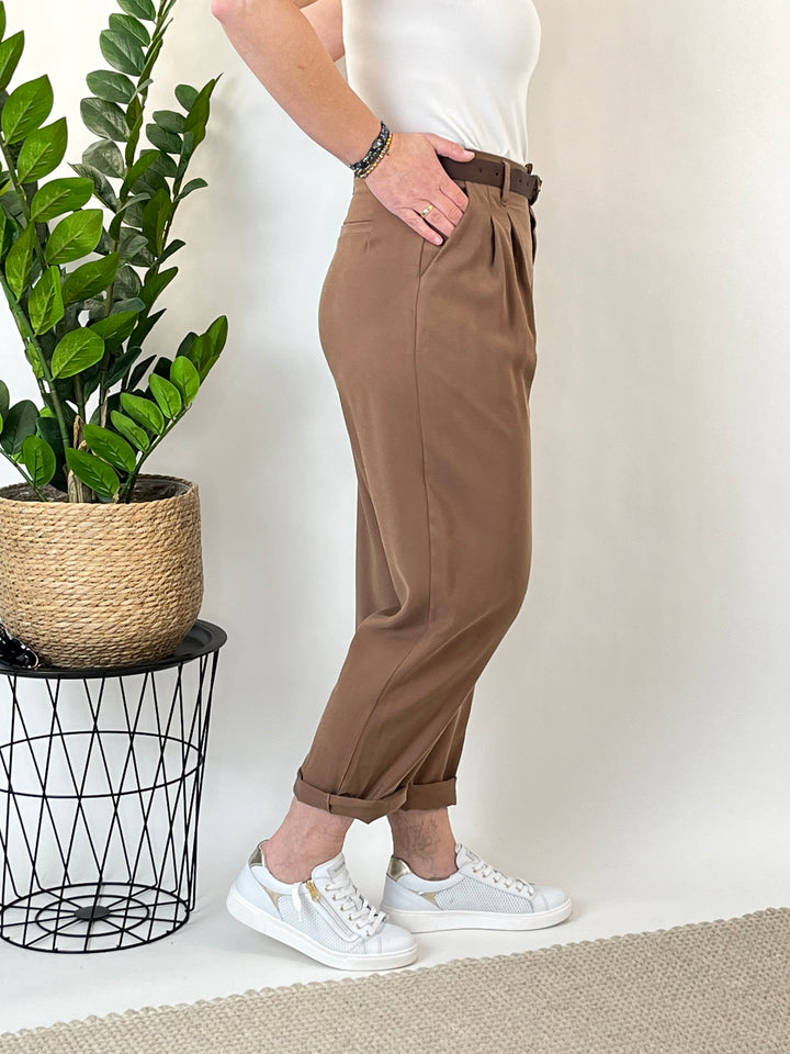 Bundfaltenhose mit Ziergürtel, cognac von Bella Vita - Mode &amp; Lifestyle