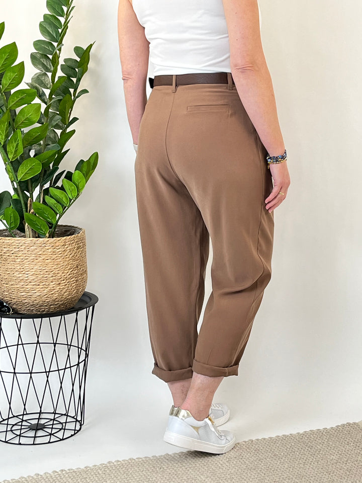 Bundfaltenhose mit Ziergürtel, cognac von Bella Vita - Mode &amp; Lifestyle