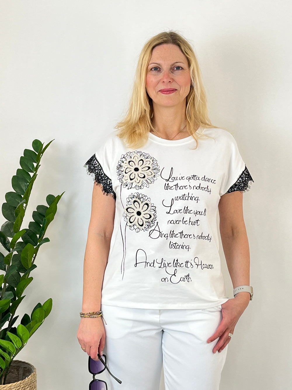 T-Shirt mit Blüten-Applikation & Spitze, ecru von Bella Vita - Mode & Lifestyle