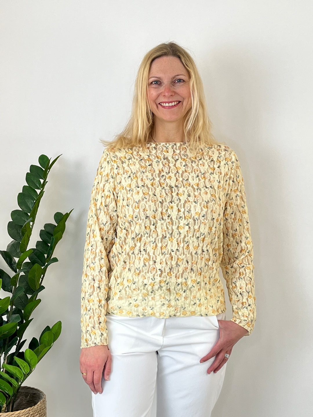 Spitzenshirt mit floralem Druck, vanillegelb von Bella Vita - Mode & Lifestyle