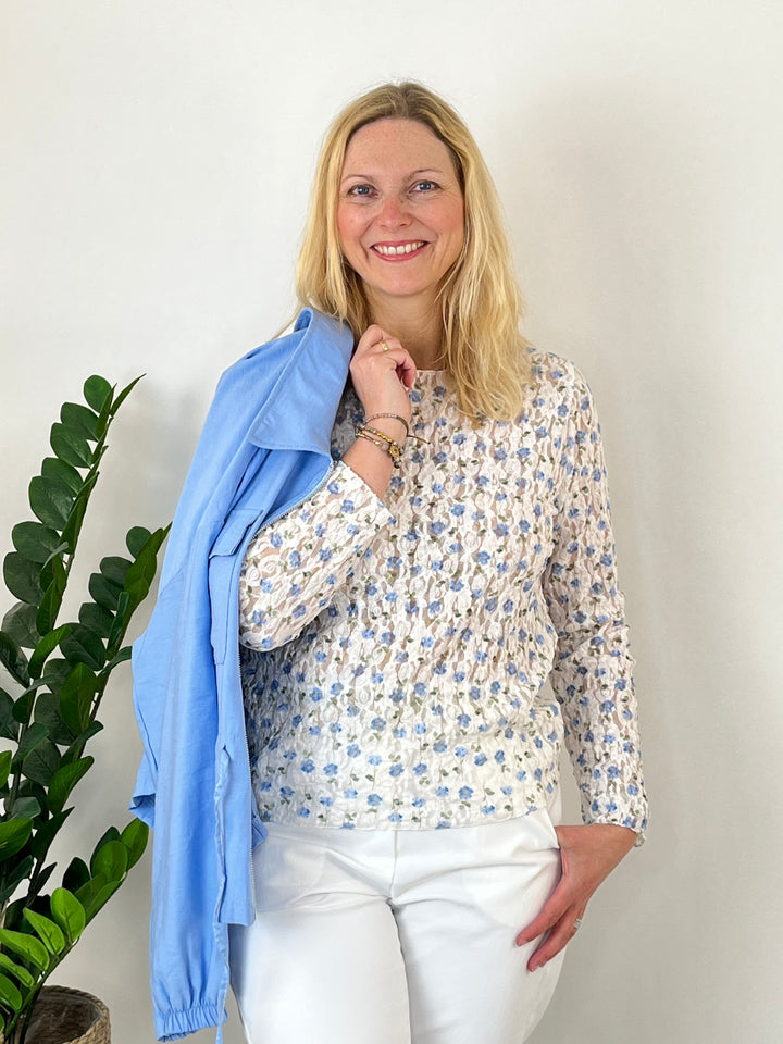 Spitzenshirt mit floralem Druck, weiß-hellblau von Bella Vita - Mode &amp; Lifestyle
