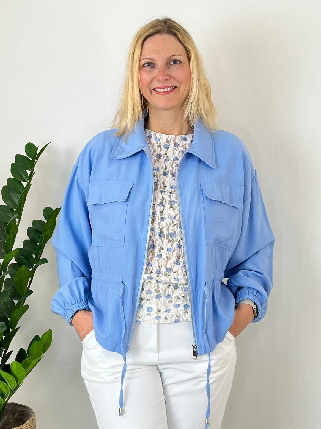 Spitzenshirt mit floralem Druck, weiß-hellblau von Bella Vita - Mode &amp; Lifestyle