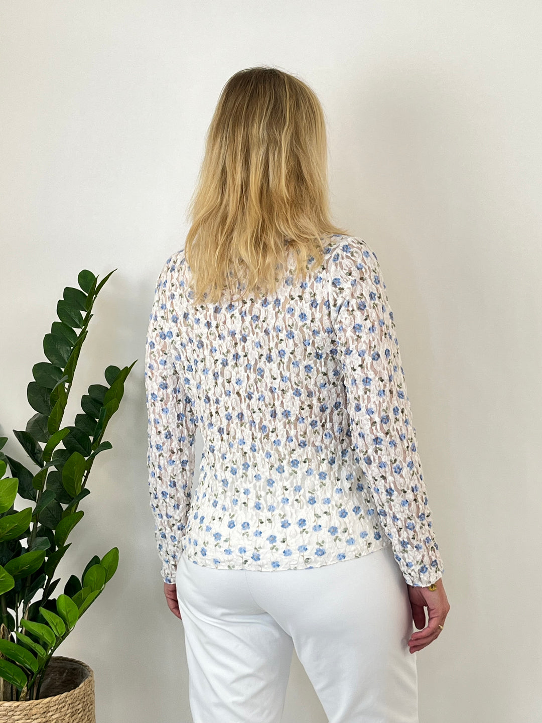 Spitzenshirt mit floralem Druck, weiß-hellblau von Bella Vita - Mode &amp; Lifestyle
