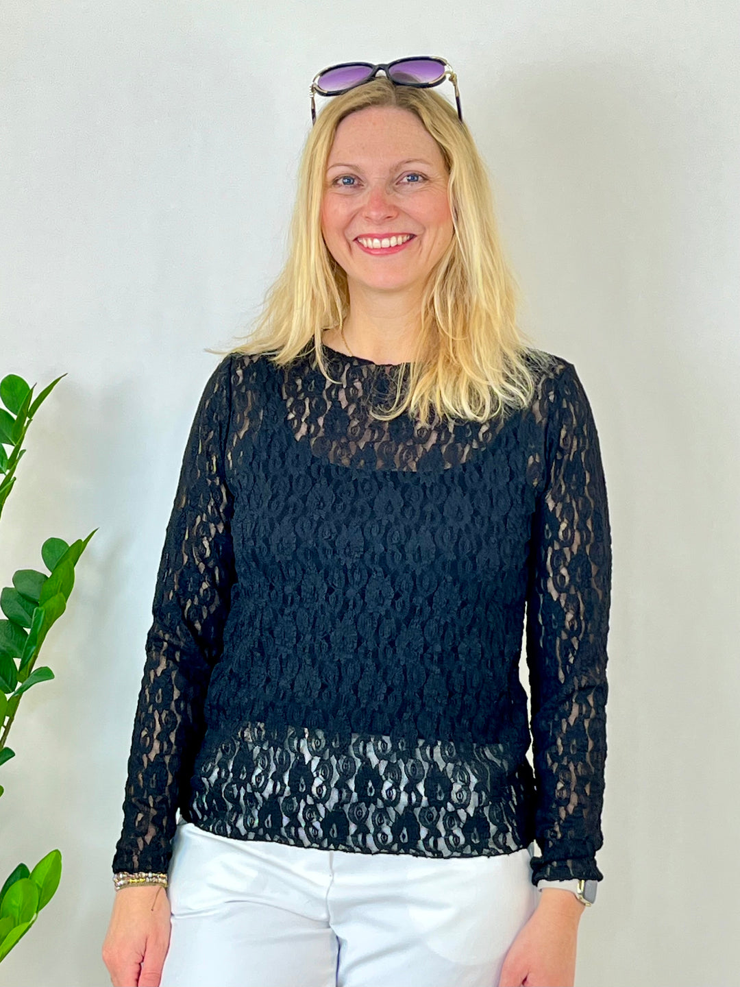 Spitzenshirt mit Rundhals, schwarz von Bella Vita - Mode & Lifestyle