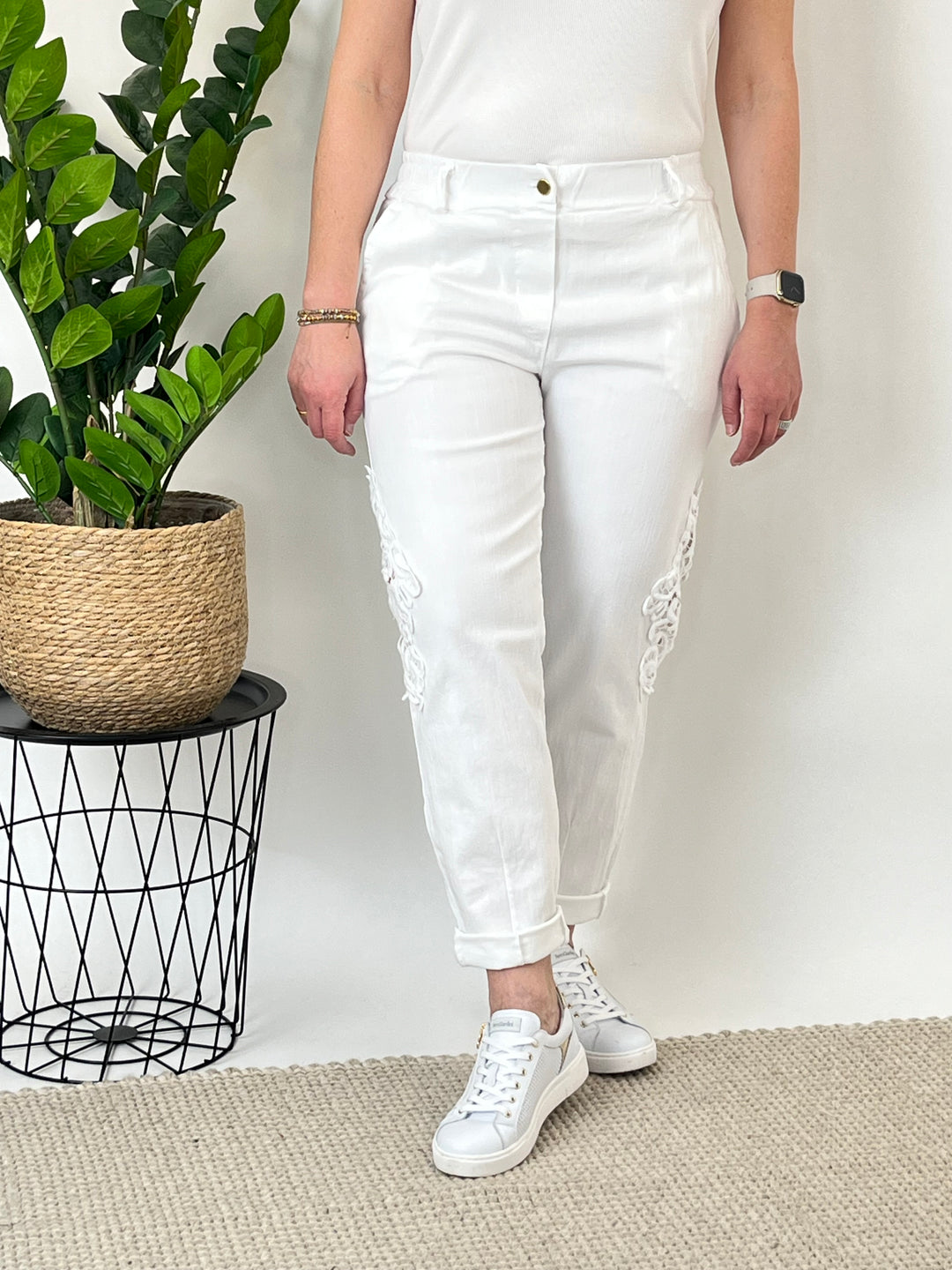 Jogpant mit Spitzeneinsatz, weiß von Bella Vita - Mode & Lifestyle