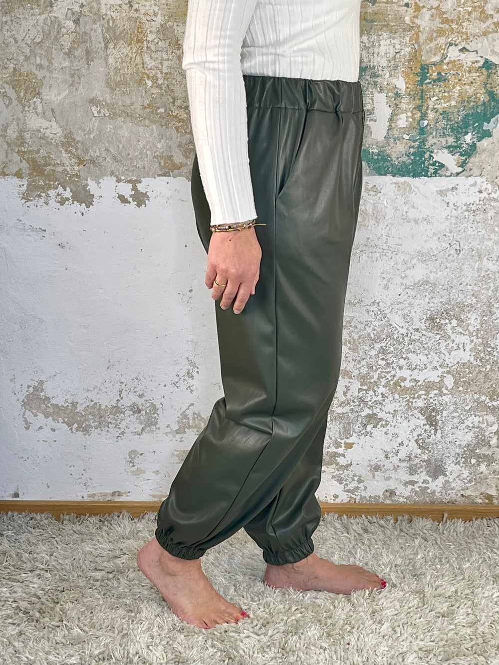 Jogpant aus Lederimitat, khaki von Bella Vita - Mode & Lifestyle