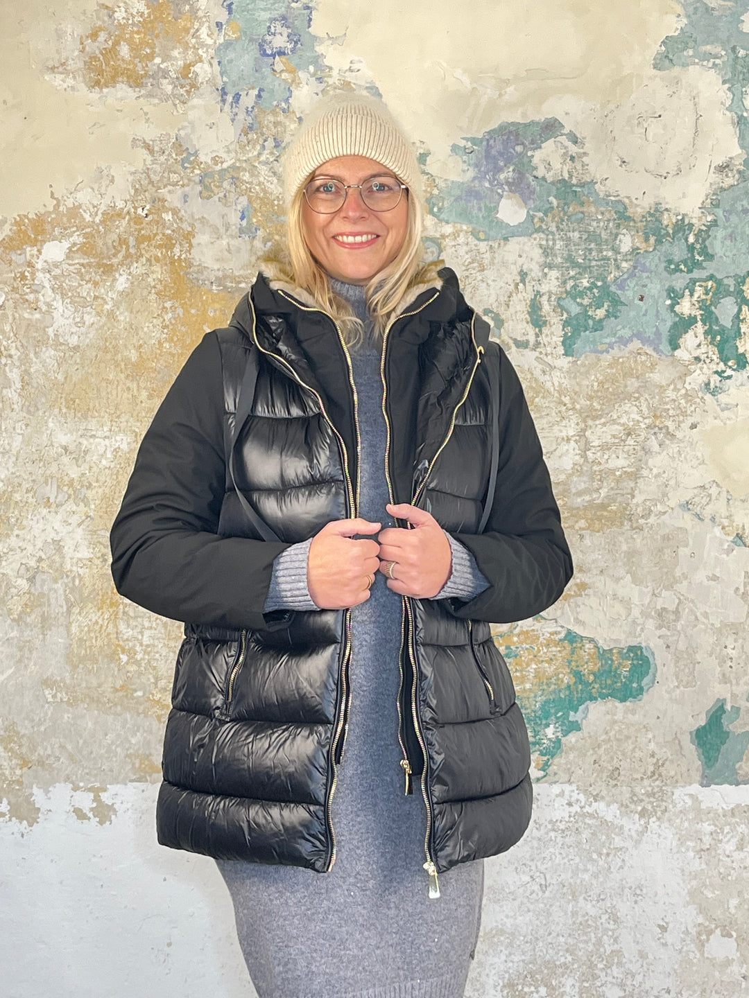 Steppjacke mit Kapuze und Fellimitat, schwarz von Bella Vita - Mode & Lifestyle