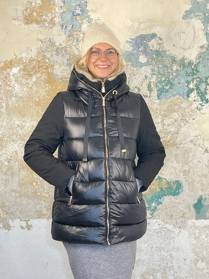 Steppjacke mit Kapuze und Fellimitat, schwarz von Bella Vita - Mode & Lifestyle