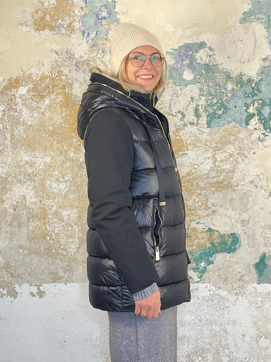 Steppjacke mit Kapuze und Fellimitat, schwarz von Bella Vita - Mode & Lifestyle