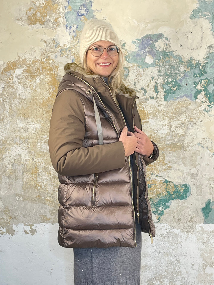 Steppjacke mit Kapuze und Fellimitat, taupe von Bella Vita - Mode & Lifestyle