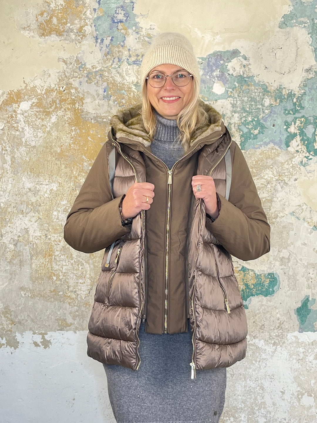 Steppjacke mit Kapuze und Fellimitat, taupe von Bella Vita - Mode & Lifestyle