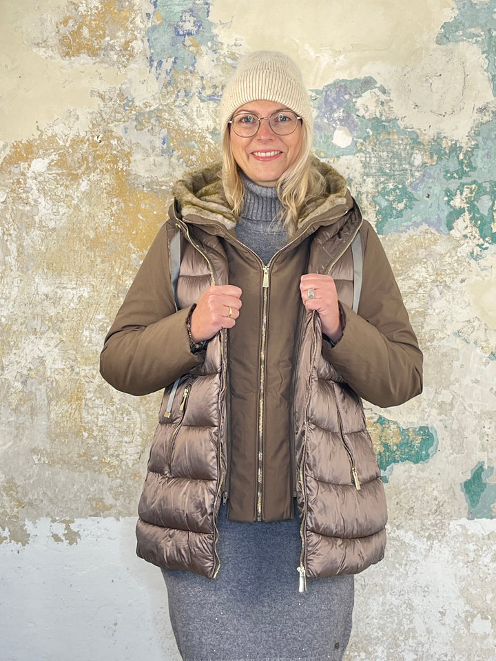 Steppjacke mit Kapuze und Fellimitat, taupe von Bella Vita - Mode & Lifestyle