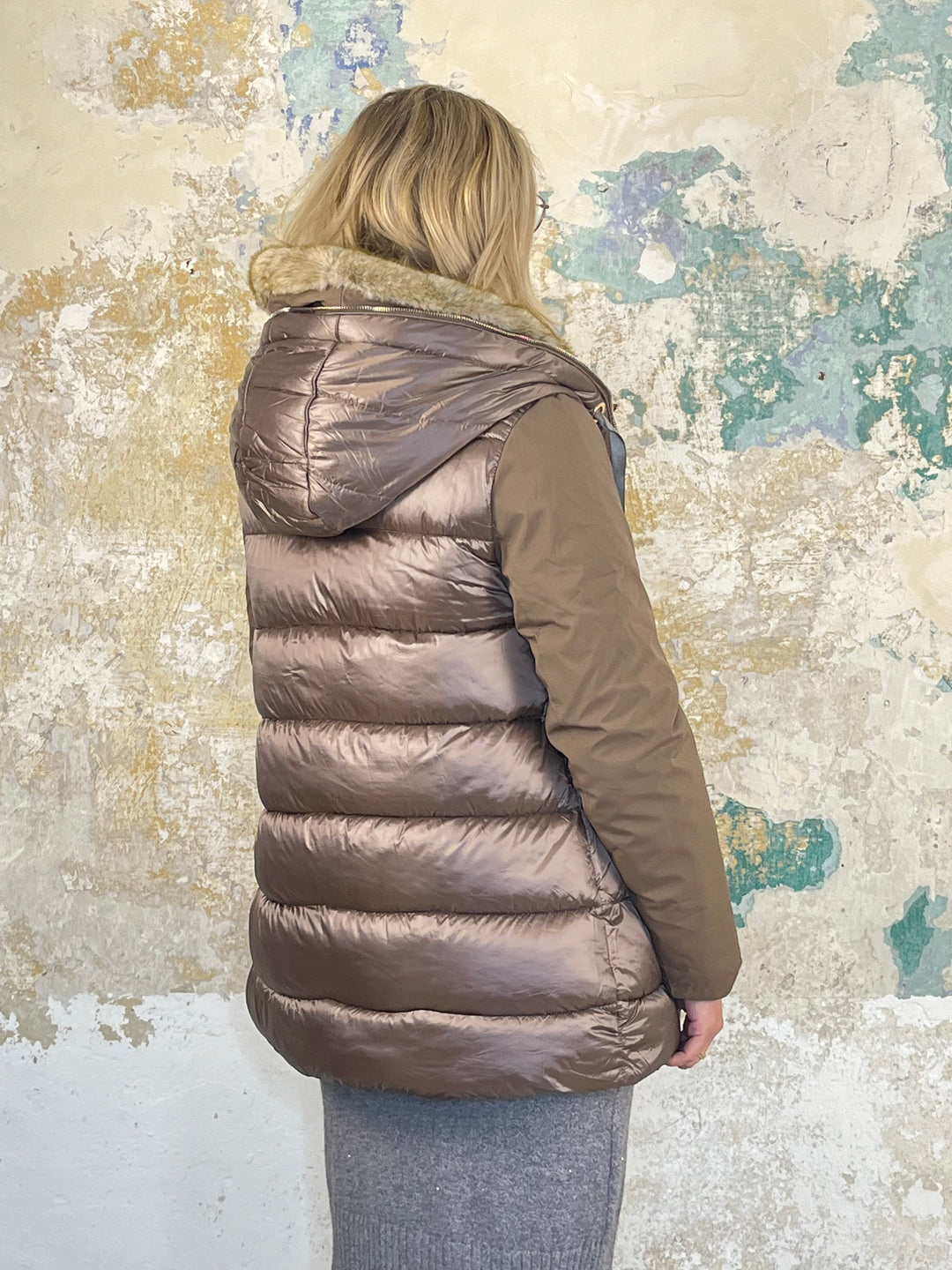 Steppjacke mit Kapuze und Fellimitat, taupe von Bella Vita - Mode & Lifestyle