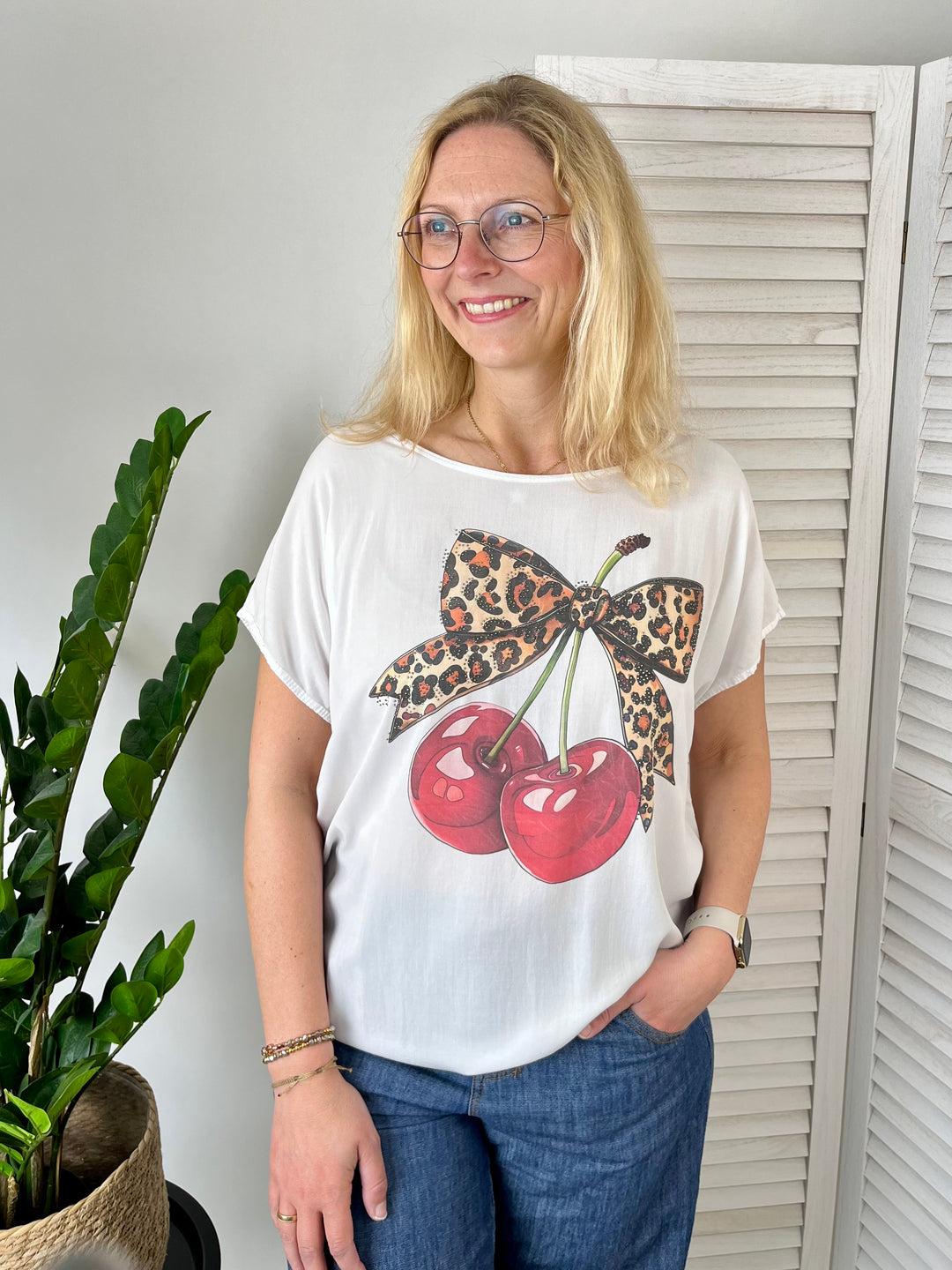 Shirt „Cherry“ mit Glitzersteinchen, rot von Bella Vita - Mode & Lifestyle