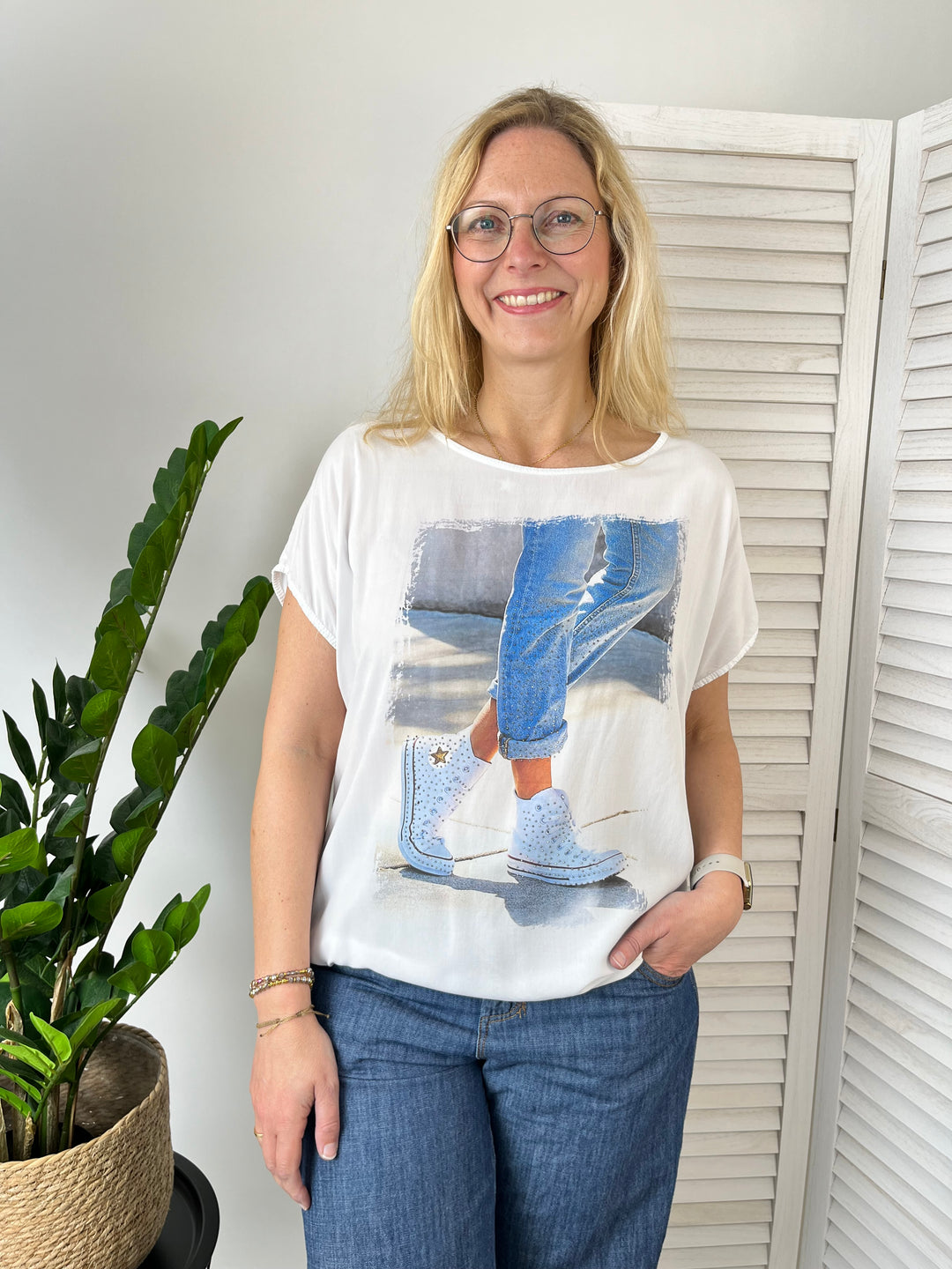 Shirt „Sneaker“ mit Glitzersteinchen, blau von Bella Vita - Mode & Lifestyle