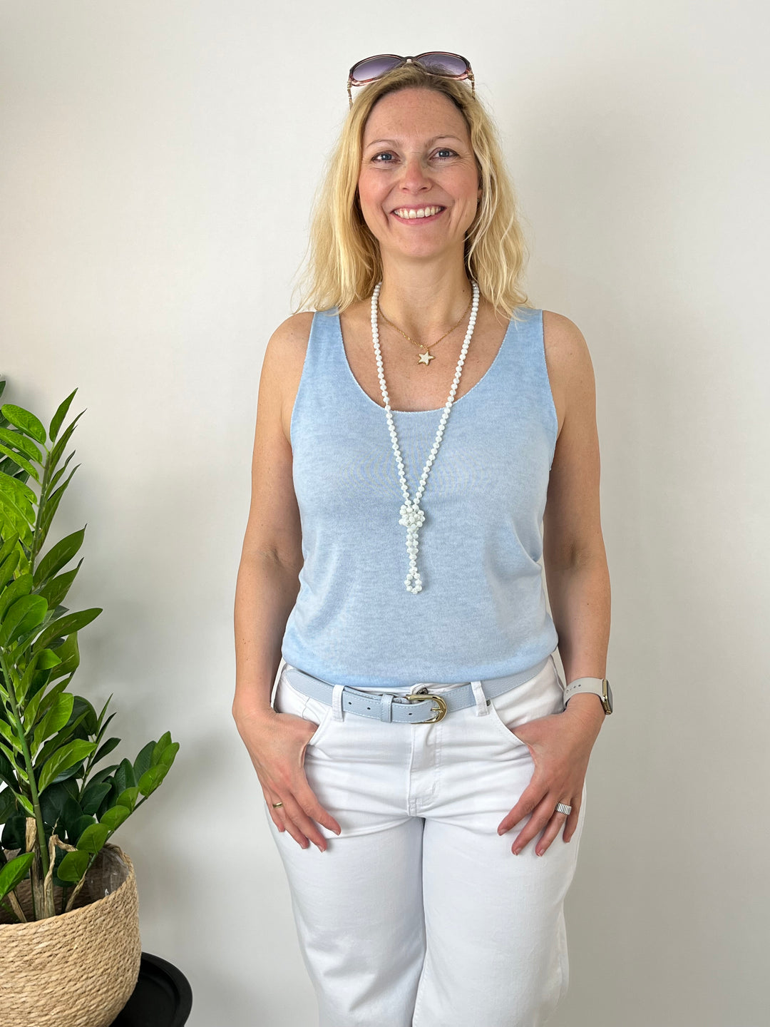 Stricktop mit Glitzerkante, hellblau von Bella Vita - Mode & Lifestyle