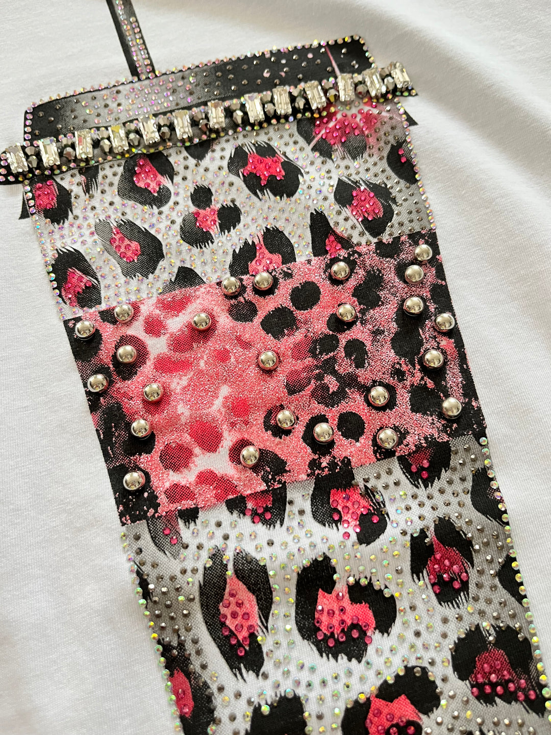 T-Shirt „Caffè Leo, weiß-pink von Bella Vita - Mode &amp; Lifestyle