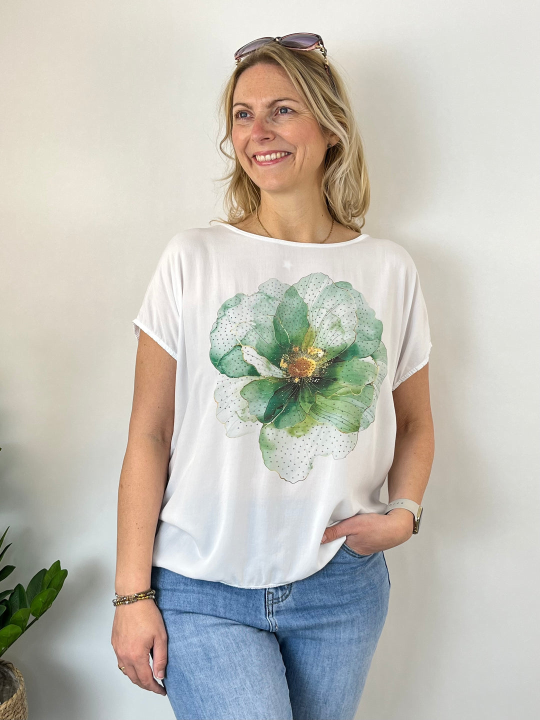 Shirt „Flower“ mit Glitzersteinchen, grün von Bella Vita - Mode & Lifestyle