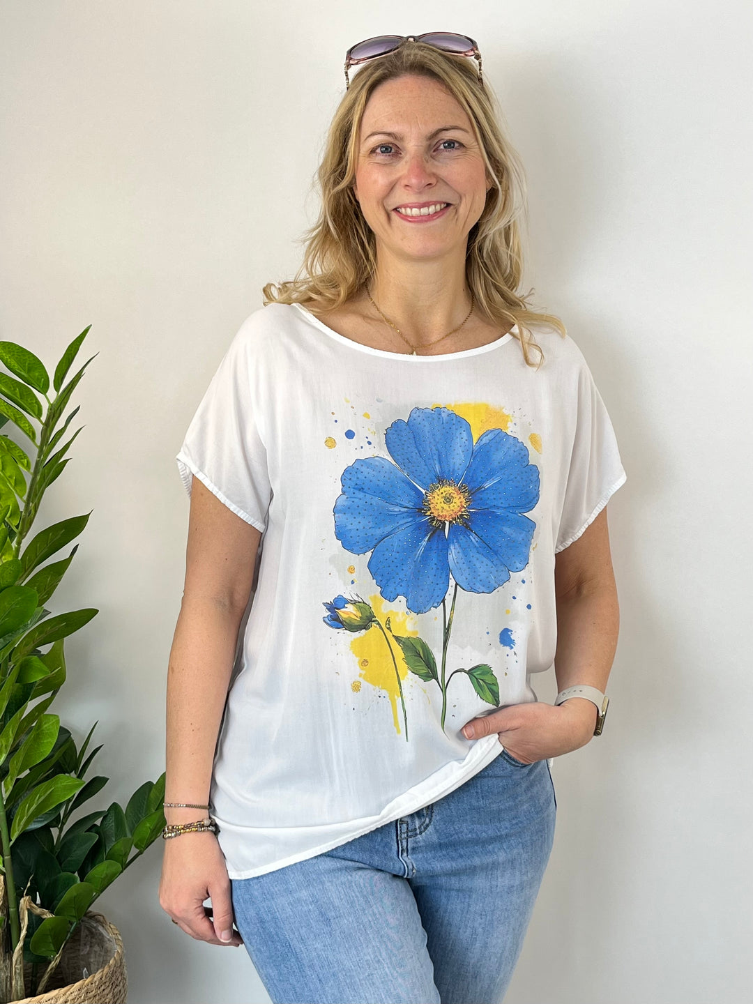 Shirt „Flower“ mit Glitzersteinchen, blau von Bella Vita - Mode & Lifestyle