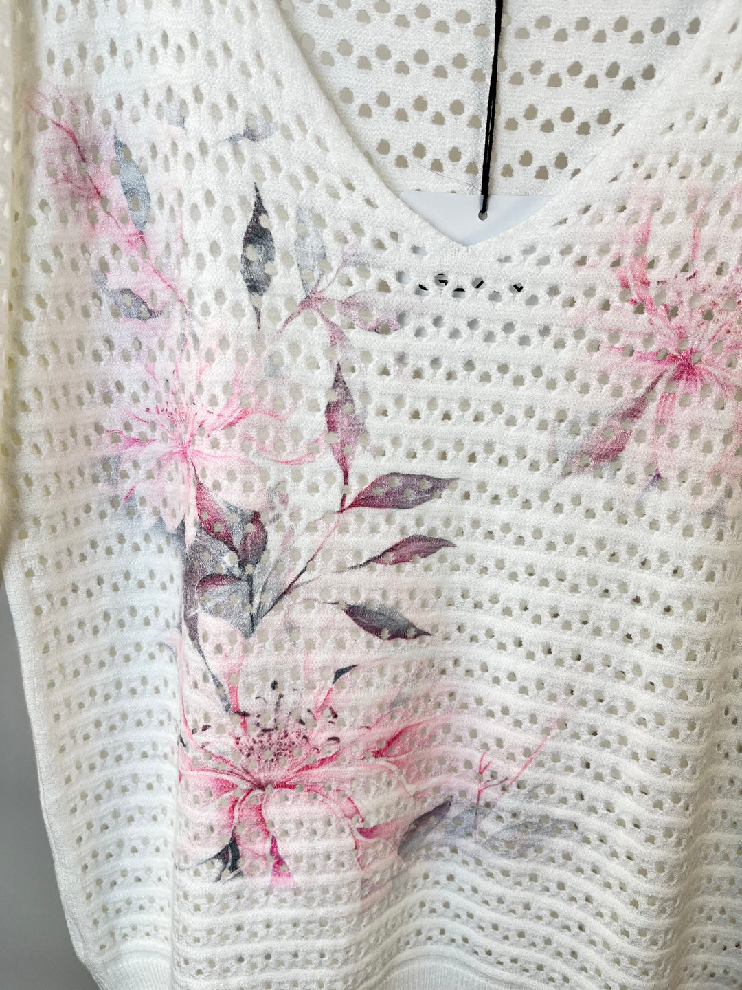 Lochstrickpullover mit floralem Print, weiß-rosa von Bella Vita - Mode &amp; Lifestyle