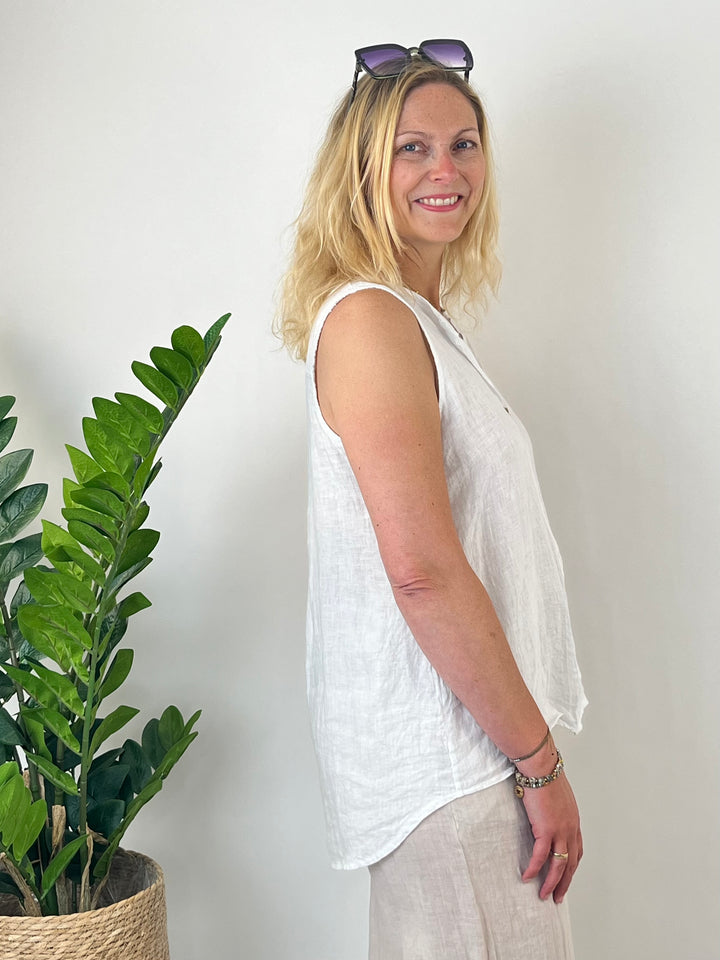 Leinentop mit Zierknopf, weiß von Bella Vita - Mode &amp; Lifestyle