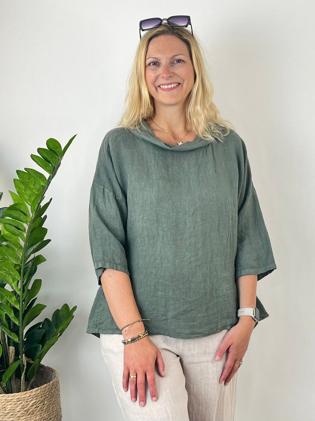 Leinenbluse mit weitem Kragen, khaki von Bella Vita - Mode & Lifestyle