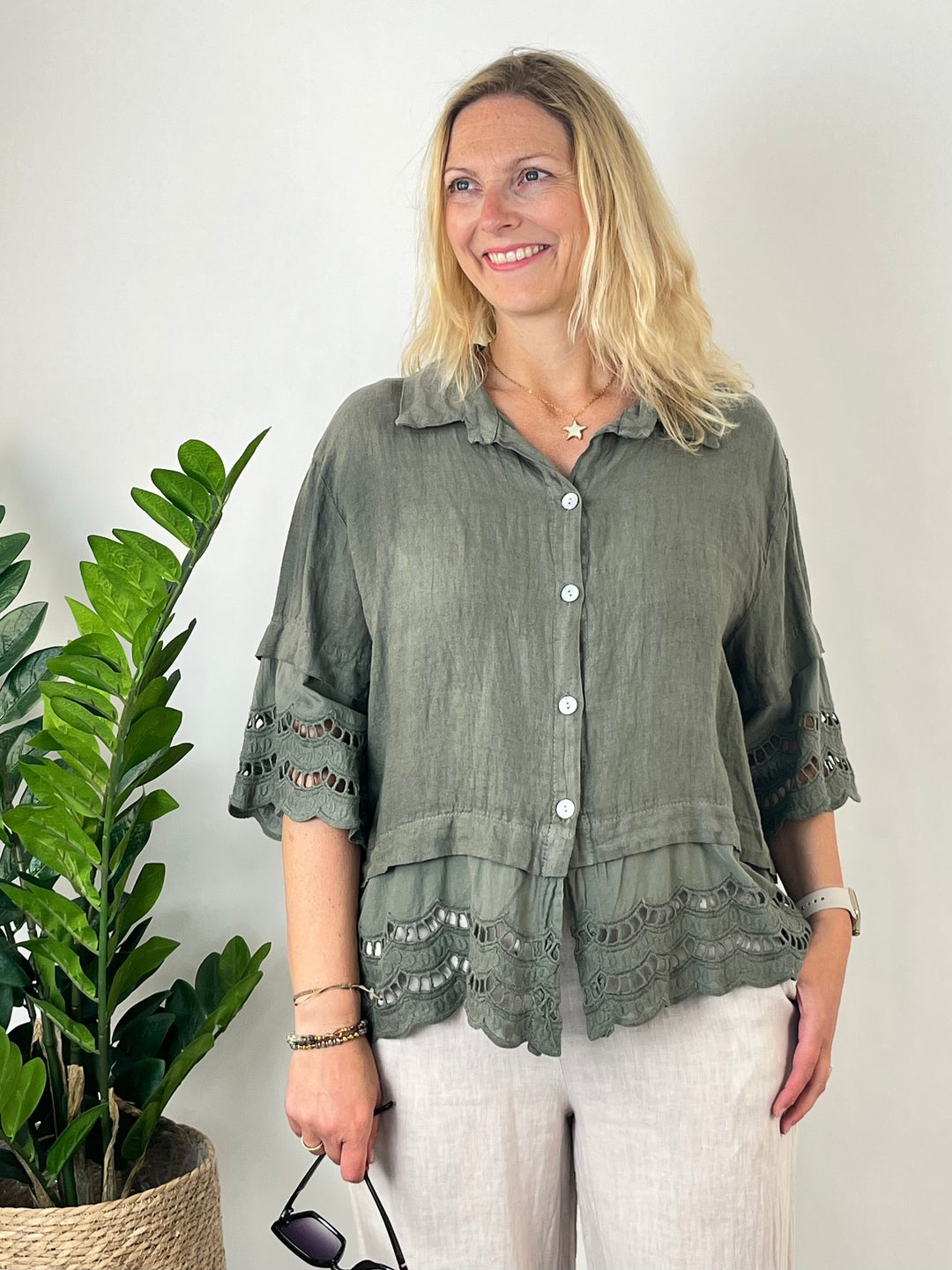 Leinenbluse mit Lochstickerei, khaki von Bella Vita - Mode & Lifestyle