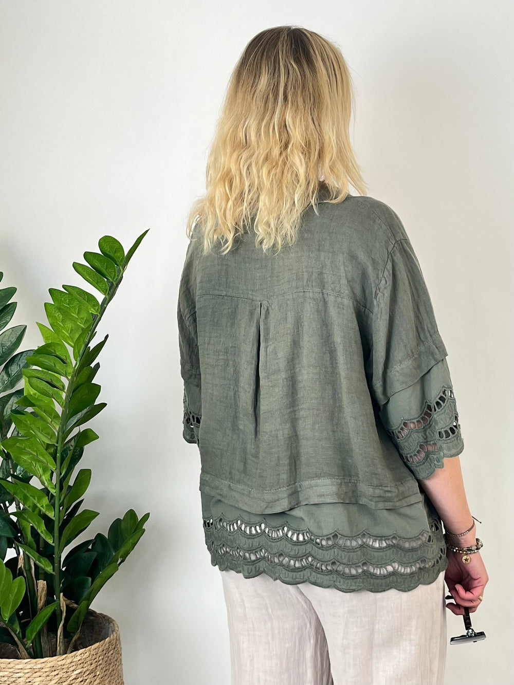 Leinenbluse mit Lochstickerei, khaki von Bella Vita - Mode & Lifestyle