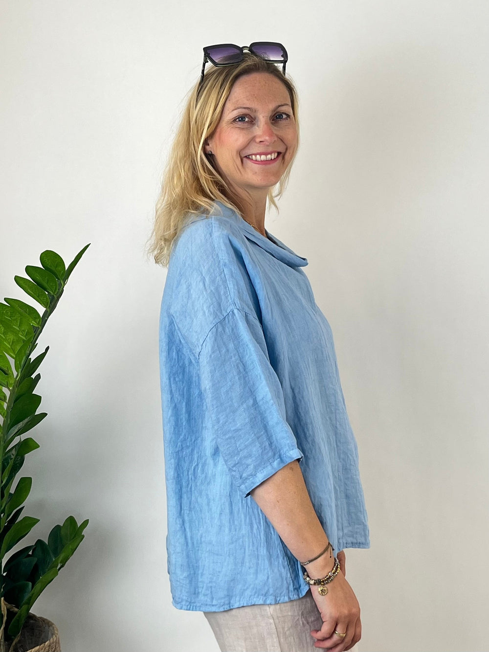 Leinenbluse mit weitem Kragen, hellblau von Bella Vita - Mode & Lifestyle