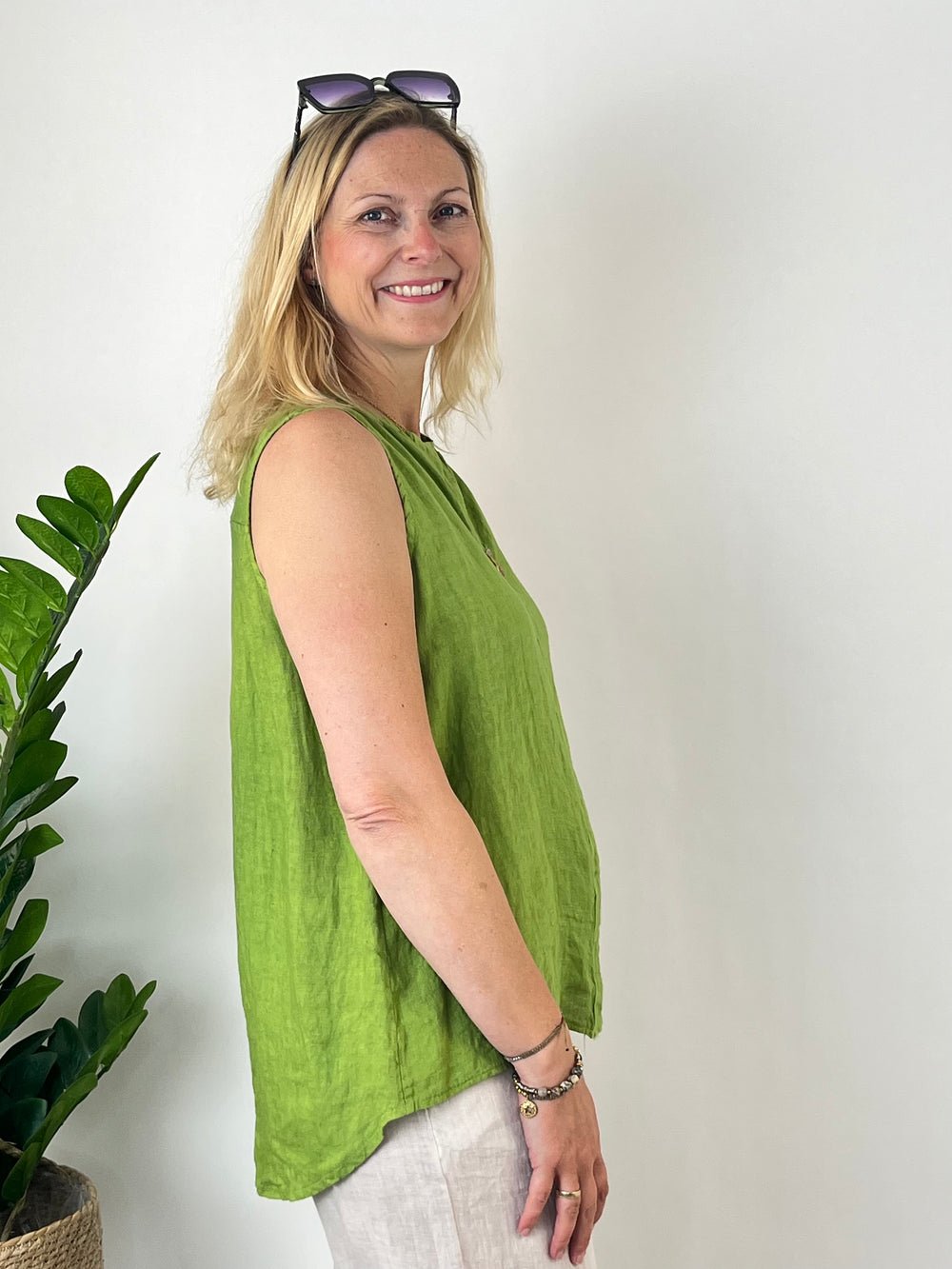 Leinentop mit Zierknopf, grün von Bella Vita - Mode & Lifestyle