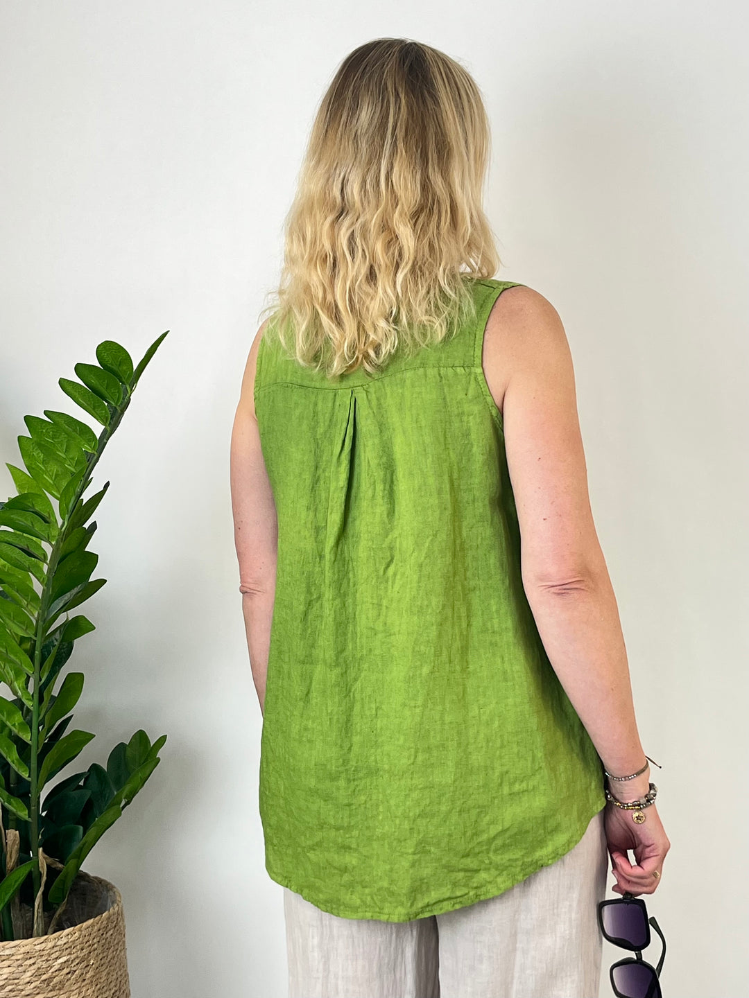 Leinentop mit Zierknopf, grün von Bella Vita - Mode &amp; Lifestyle