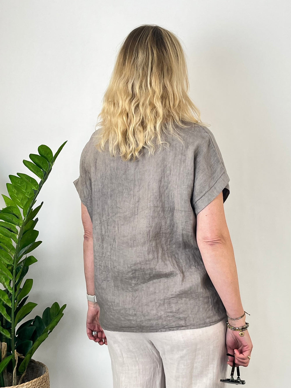 Leinenbluse mit Zierknöpfen, taupe von Bella Vita - Mode & Lifestyle