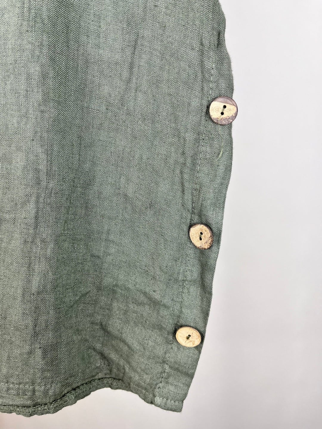 Leinenbluse mit Zierknöpfen, khaki von Bella Vita - Mode &amp; Lifestyle