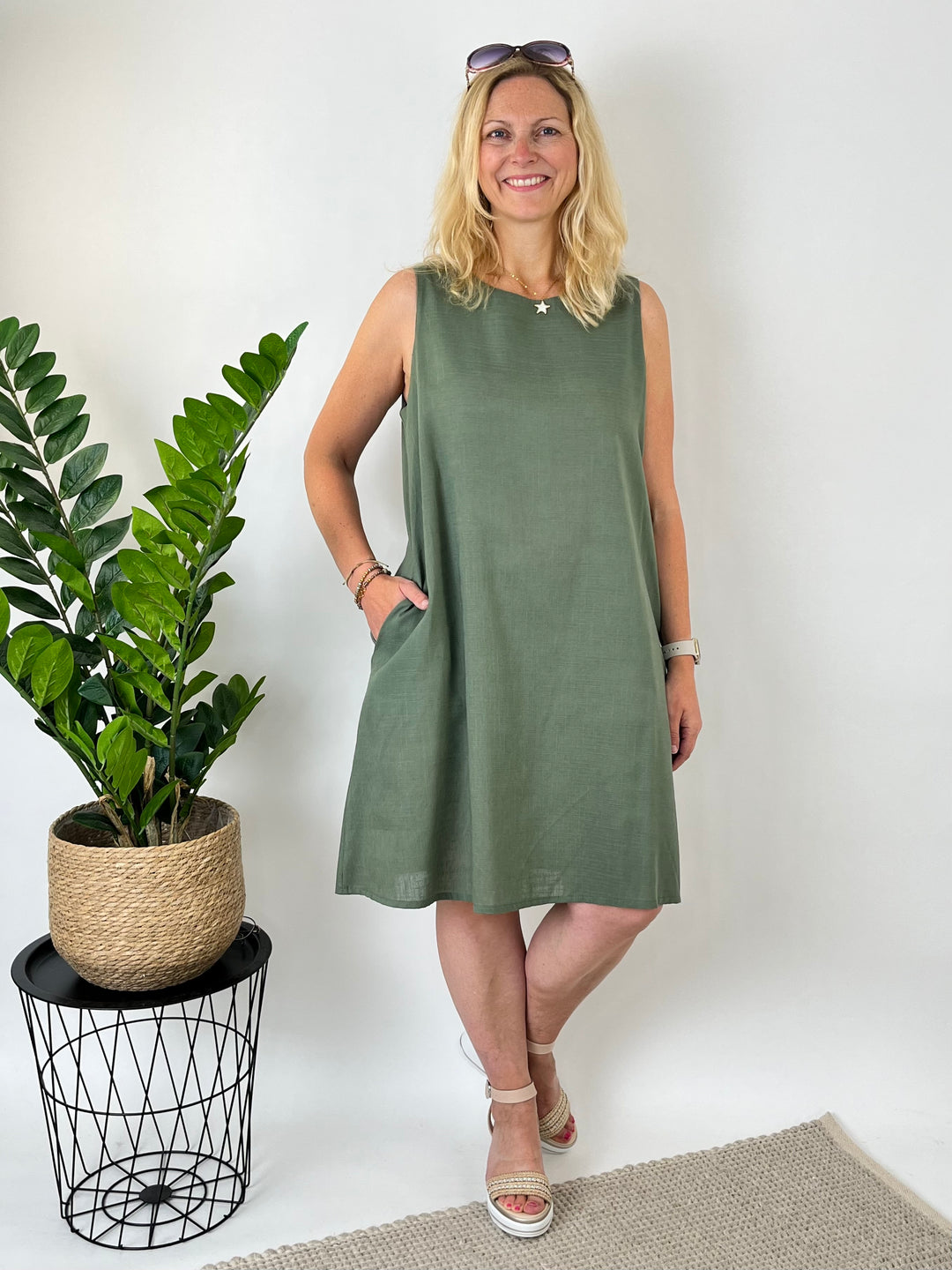 Sommerkleid A-Linie mit Leinen, khaki von Bella Vita - Mode & Lifestyle