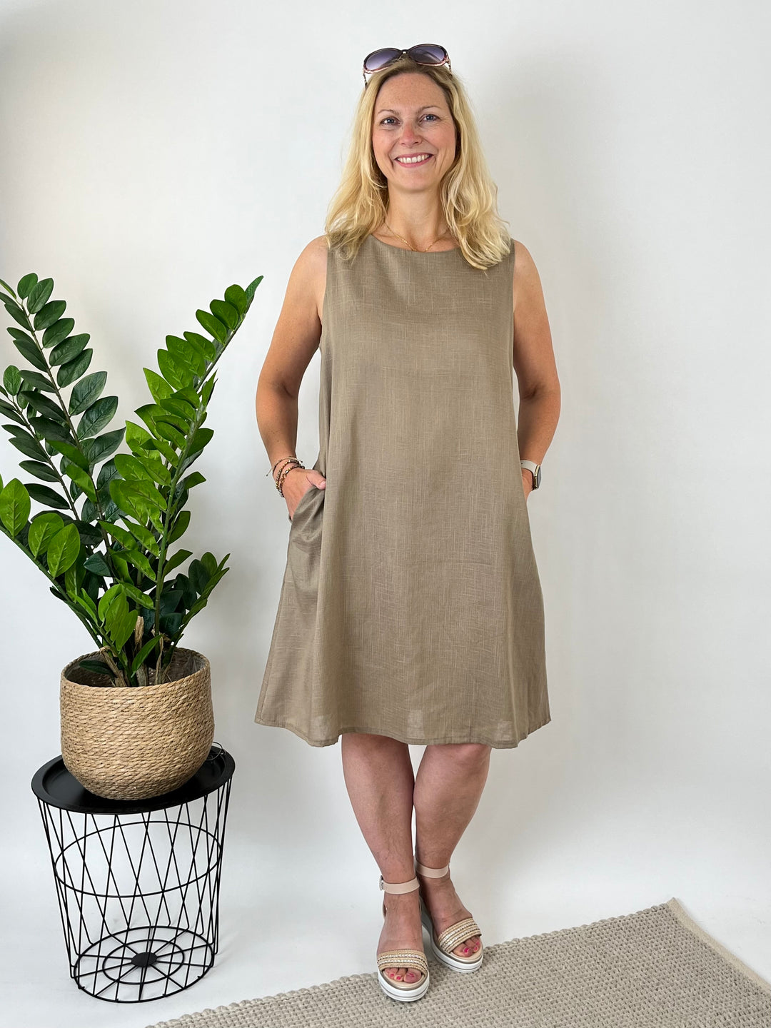 Sommerkleid A-Linie mit Leinen, taupe von Bella Vita - Mode & Lifestyle