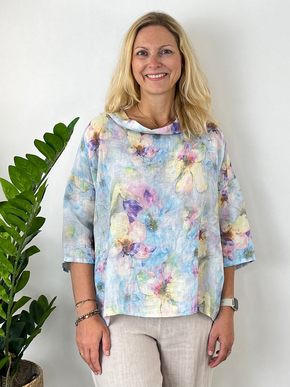 Leinenbluse floral-bedruckt, hellblau von Bella Vita - Mode & Lifestyle