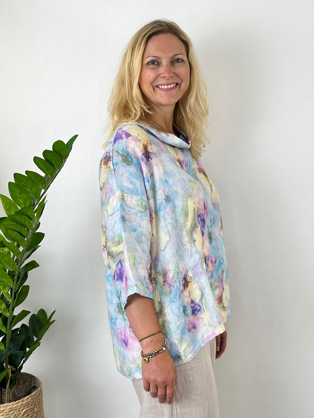 Leinenbluse floral-bedruckt, hellblau von Bella Vita - Mode & Lifestyle