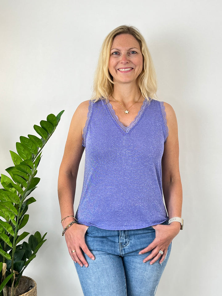 Lurex-Stricktop mit V-Ausschnitt und Spitze, lila von Bella Vita - Mode &amp; Lifestyle