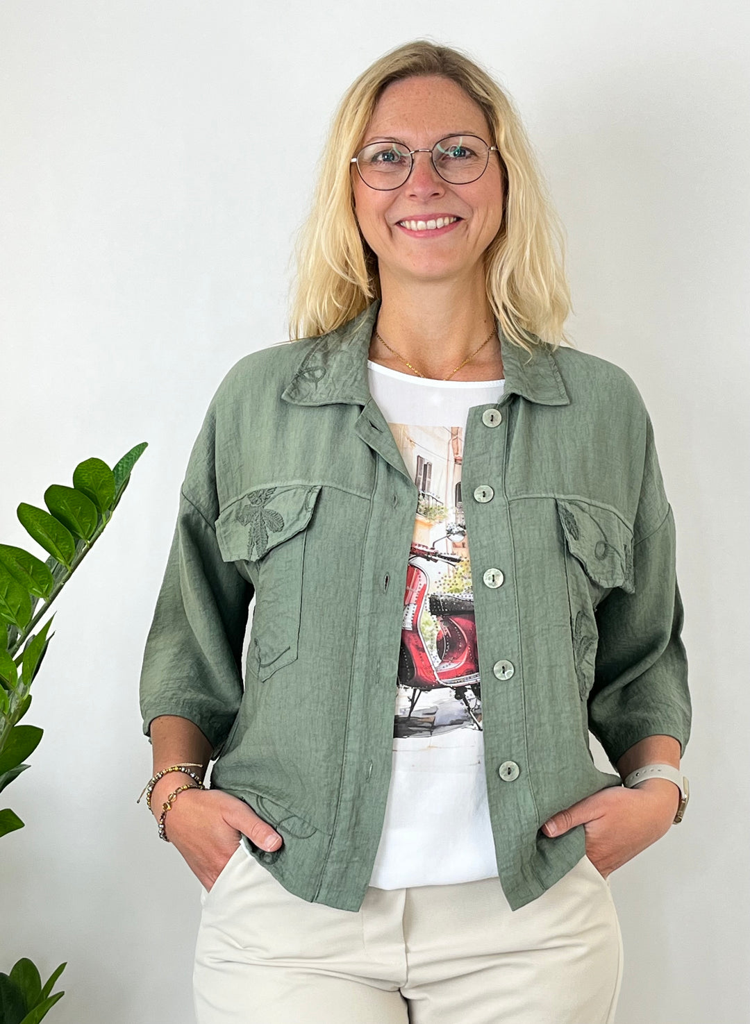Blusenjacke mit floraler Stickerei, khaki von Bella Vita - Mode & Lifestyle