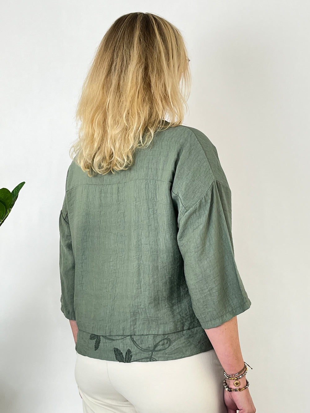 Blusenjacke mit floraler Stickerei, khaki von Bella Vita - Mode & Lifestyle