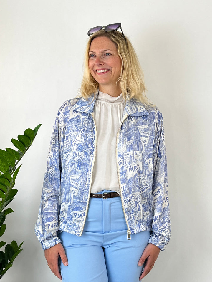 Sommerjacke „Paris Print“ mit Seide, hellblau von Bella Vita - Mode &amp; Lifestyle