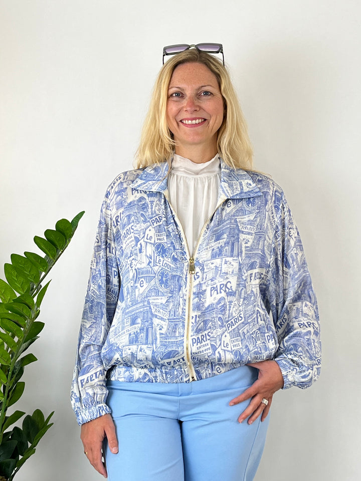 Sommerjacke „Paris Print“ mit Seide, hellblau von Bella Vita - Mode &amp; Lifestyle