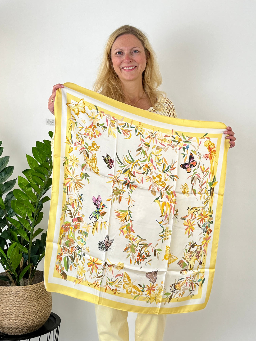 Vierecktuch mit Seide floral, gelb von Bella Vita - Mode & Lifestyle