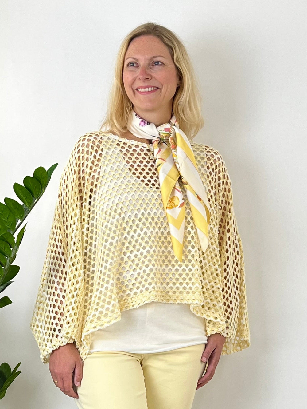 Vierecktuch mit Seide floral, gelb von Bella Vita - Mode & Lifestyle