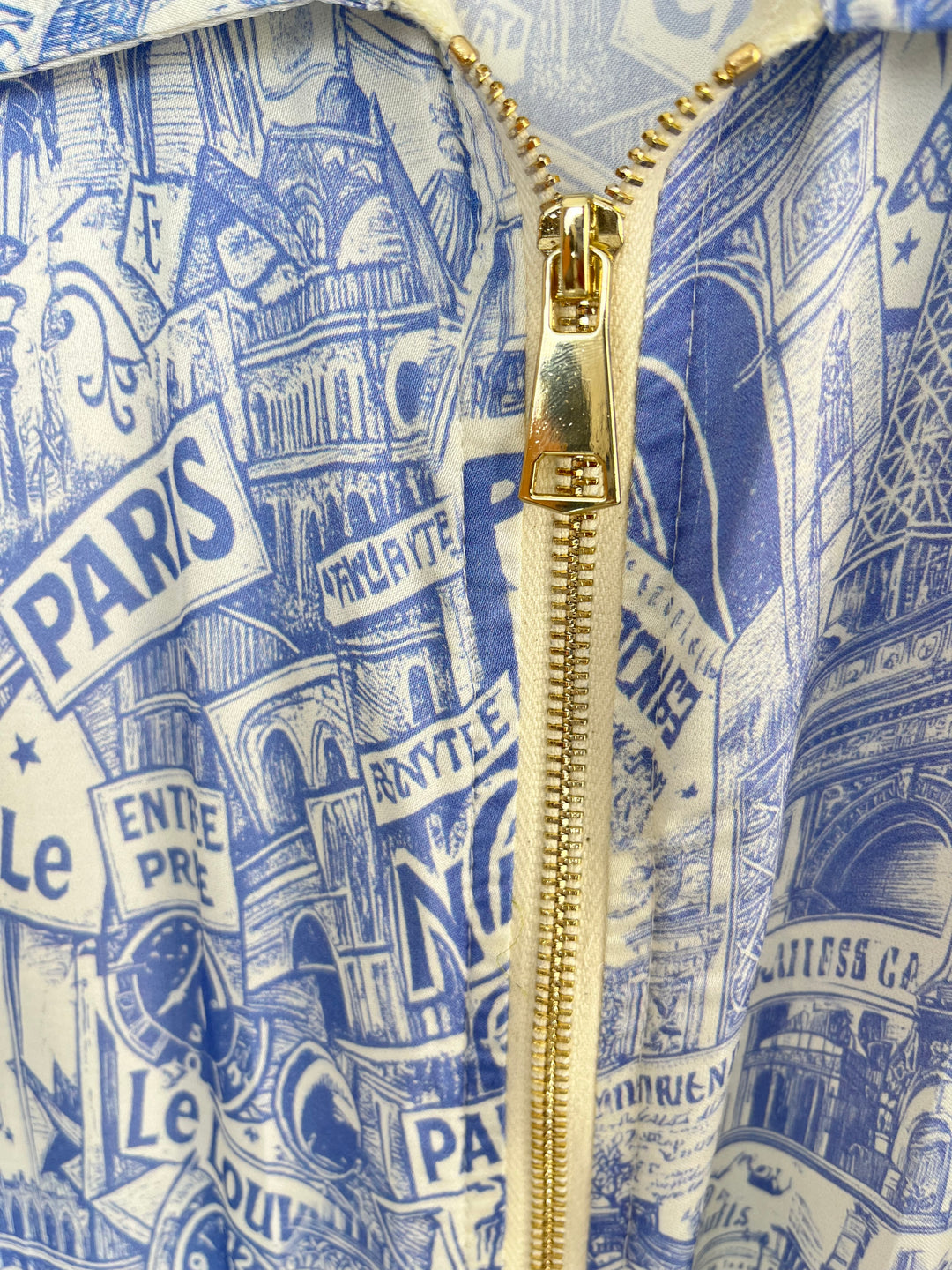 Sommerjacke „Paris Print“ mit Seide, hellblau von Bella Vita - Mode &amp; Lifestyle