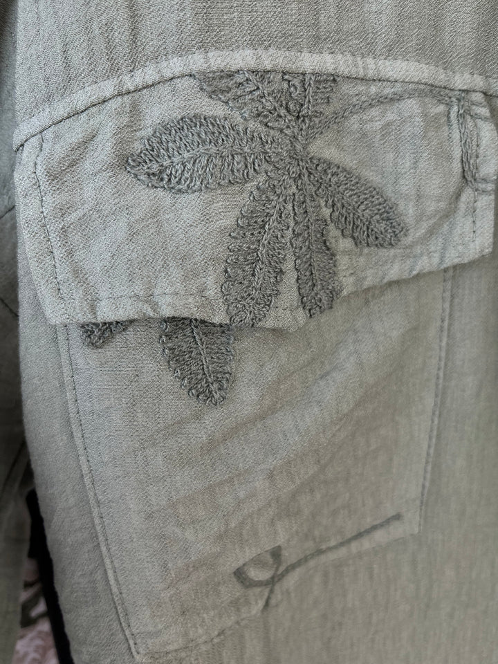 Blusenjacke mit floraler Stickerei, khaki von Bella Vita - Mode &amp; Lifestyle