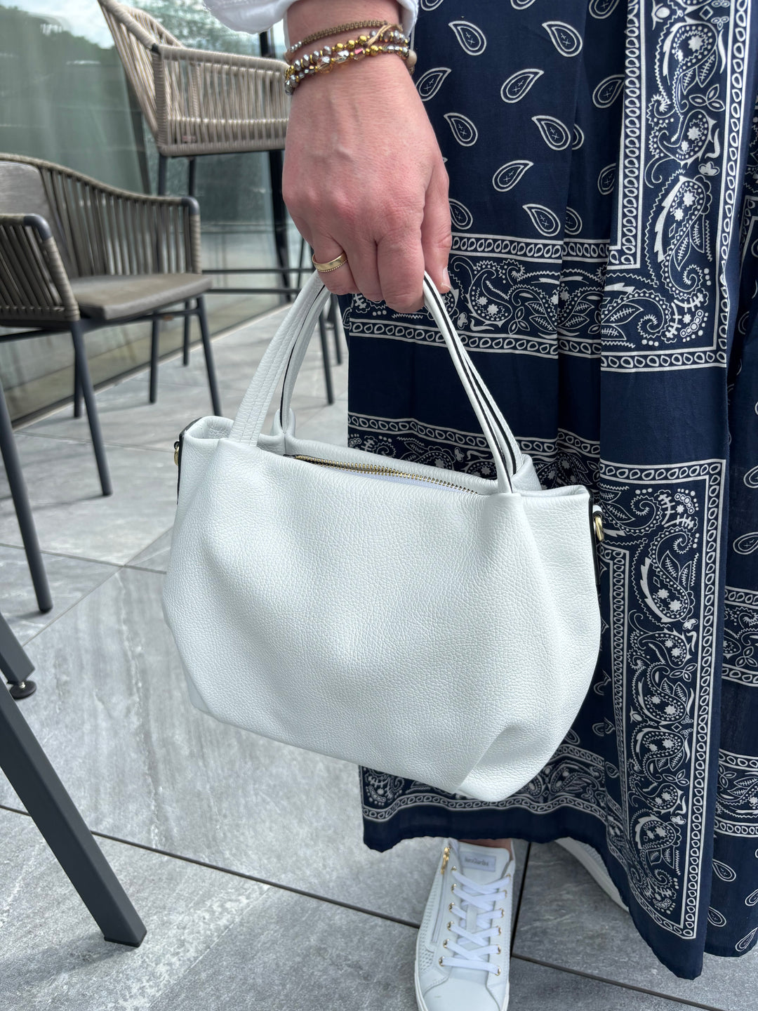 Lederhandtasche mit langem Umhängegurt, weiß von Bella Vita - Mode & Lifestyle
