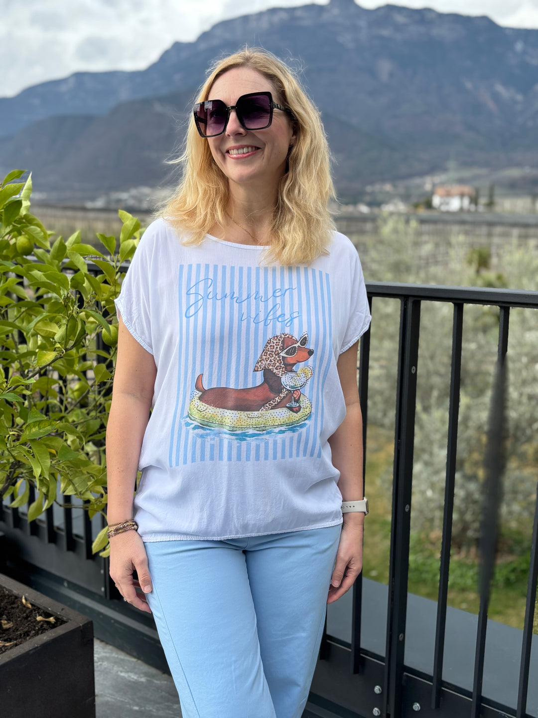 Shirt „Summer Vibes Dackel“ mit Glitzersteinchen, hellblau von Bella Vita - Mode & Lifestyle