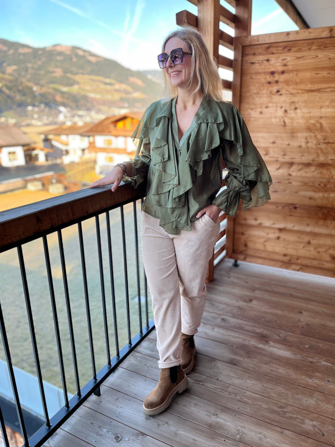 Bluse mit Rüschen, khaki von Bella Vita - Mode & Lifestyle