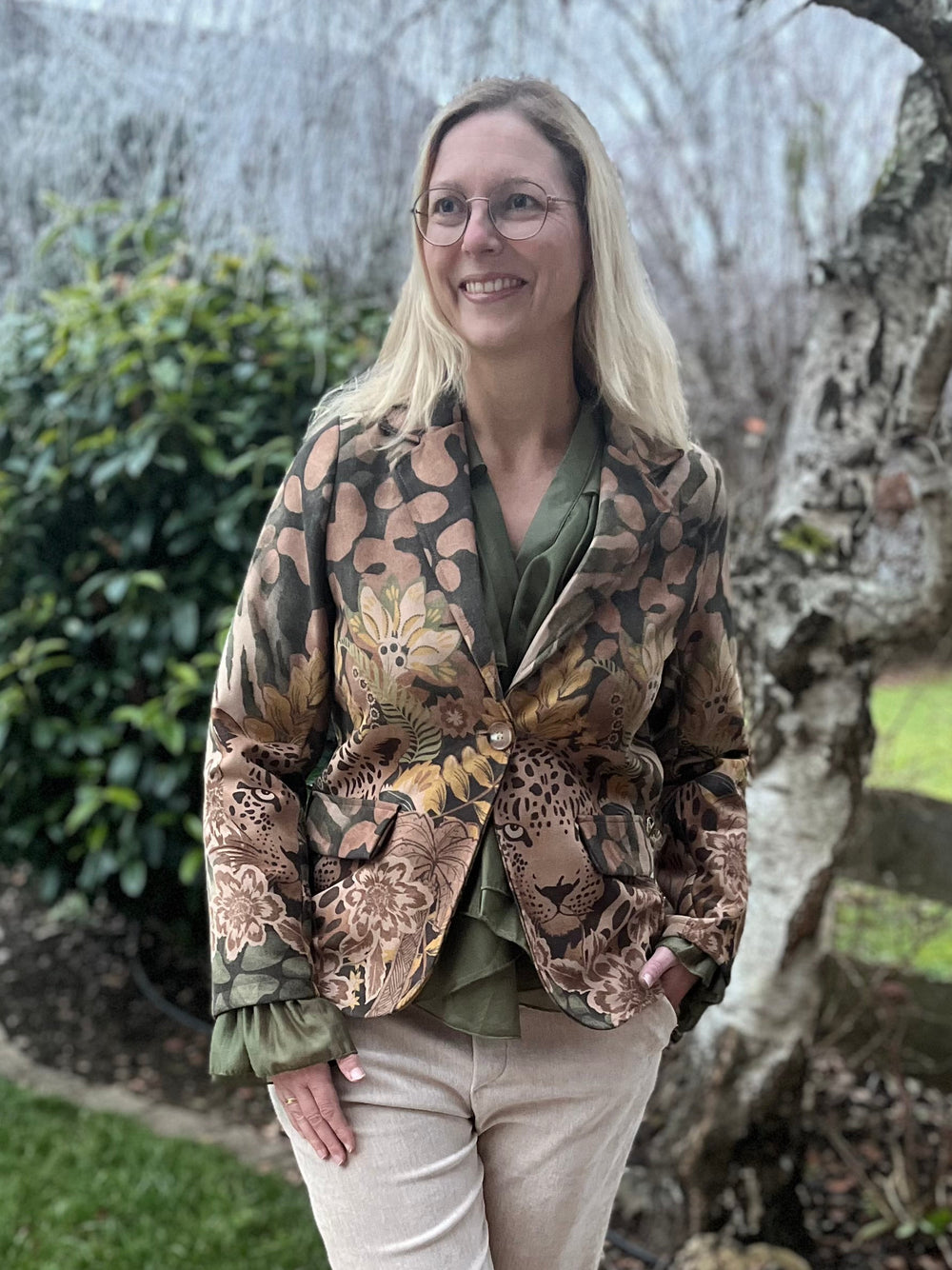 Velourslederimitat-Blazer im Alloverdruck, khaki von Bella Vita - Mode & Lifestyle